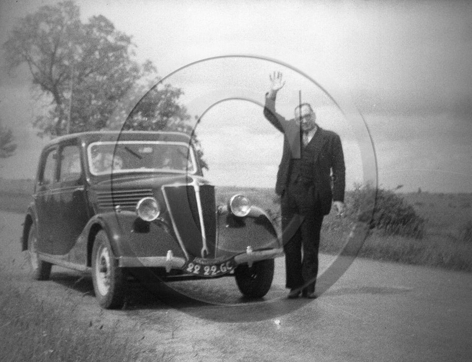 AU 1002 Renault celtaquatre berline .jpg