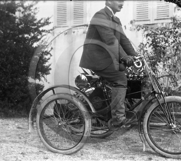 MOV 102 tricycle  .jpg