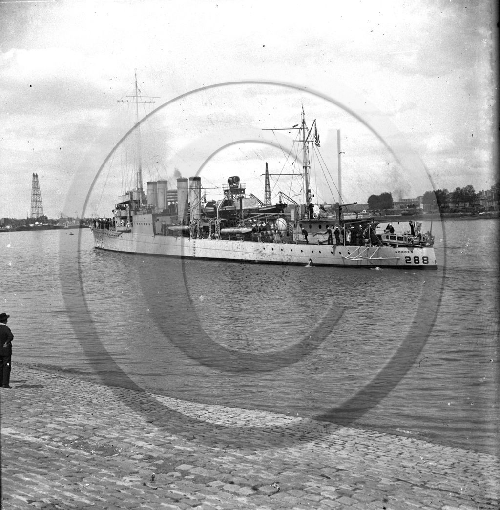BA 917 bateau de guerre  destroyer americain Worden .jpg