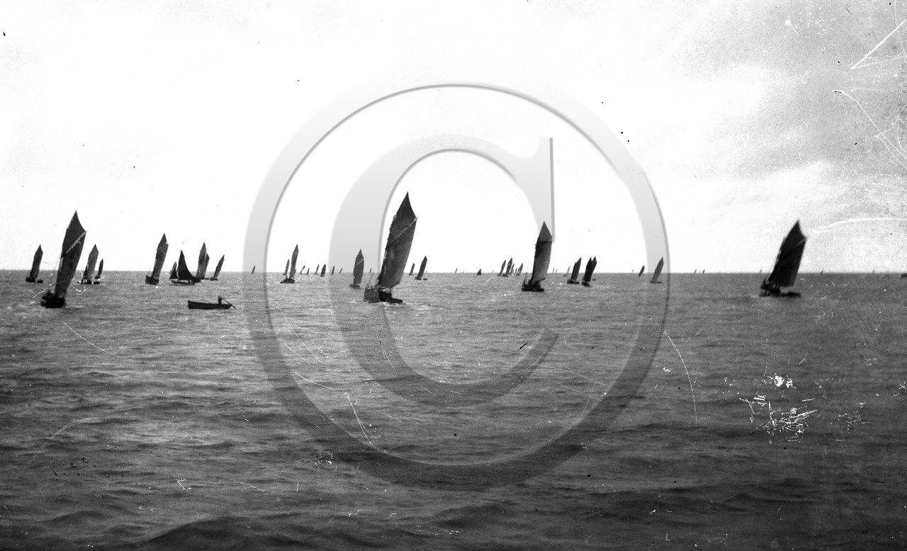 BA 452 bateaux de peche devant St Gilles Croix de Vie dpt 85  .jpg