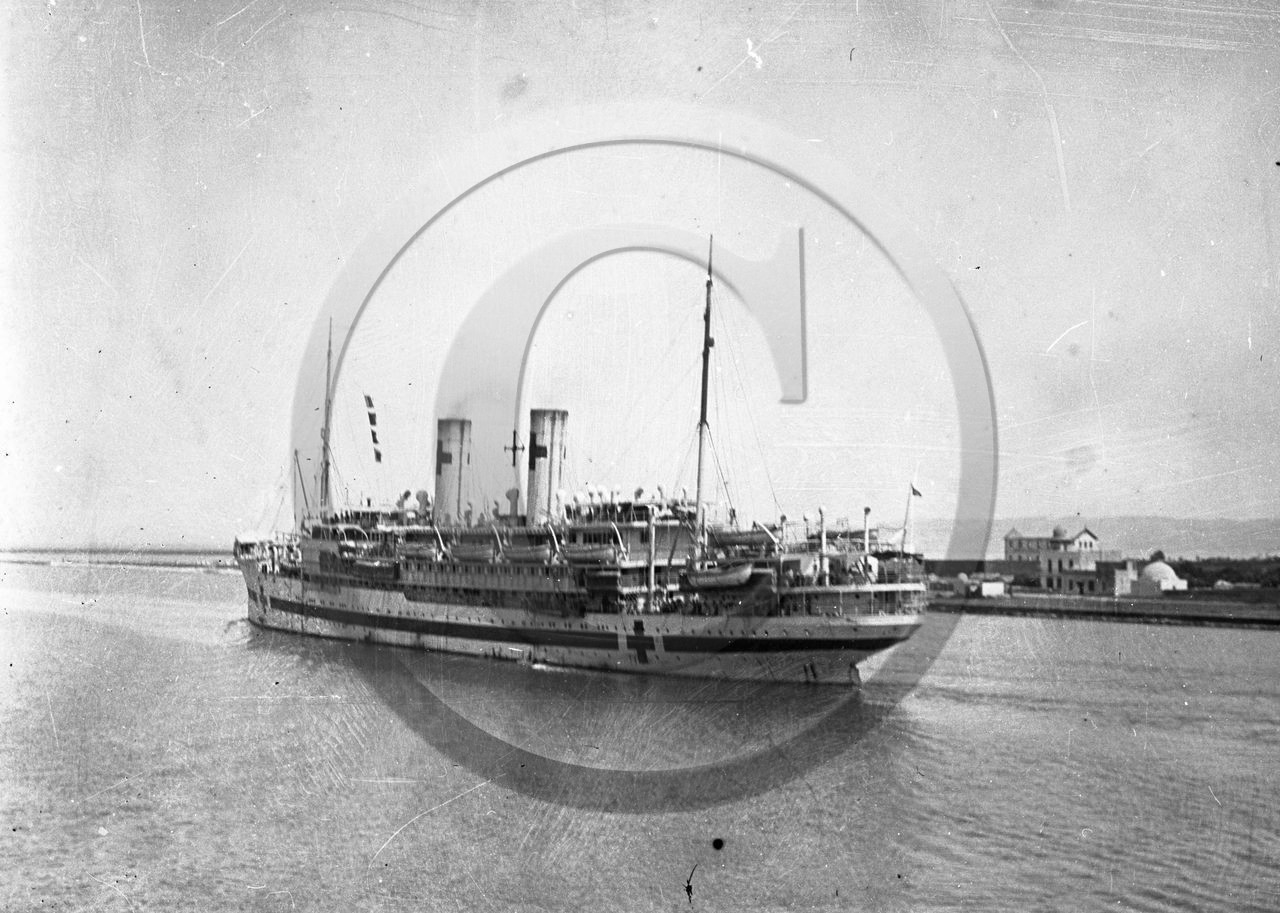 BA 1580 croix sur cheminées navire hopital .jpg