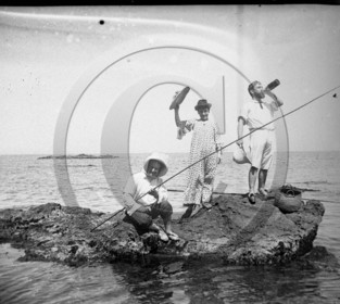 SL 324 groupe de pecheurs sur un rocher .jpg