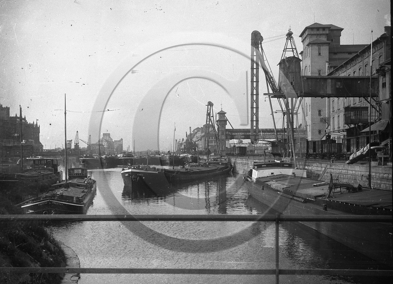 vi  1312 péniches circé et fortuna dans un Gd port.jpg