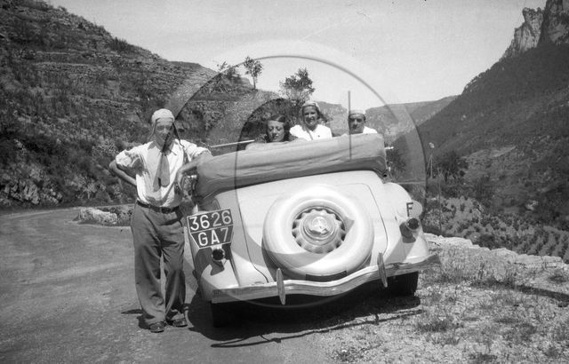 AU 4605 Ford V8 48 cabriolet Janer .jpg