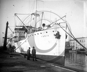 paquebot TURIA  a quai  construit a Bilbao Espagne .jpg