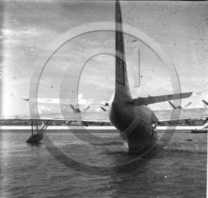 AVI 270 hydravion Sidney  arrière à  Lisbonne sur le Tage.jpg