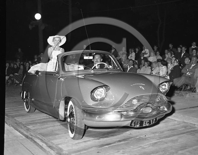 CE 300 Panhard PL 17 carrosserie Vivez Bordeaux .jpg