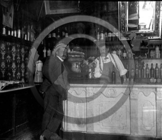 ME 17  interieur de cafe  .jpg