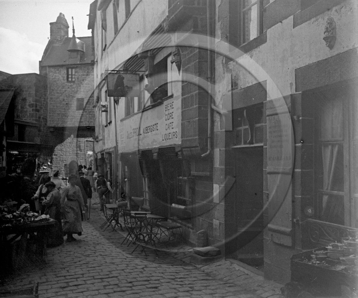 vi  230 Mont St  Michel  aubergiste Jules Prioul  dpt 50 .jpg