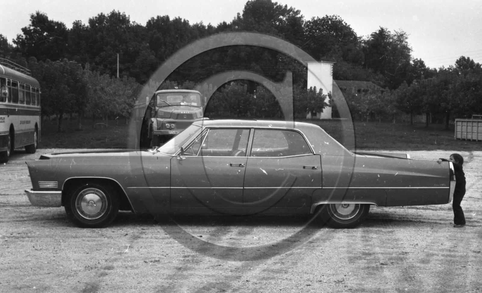 AU 182 Cadillac sedan de ville 1967 .jpg