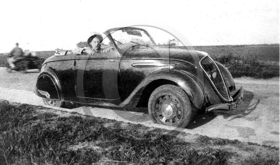 AU 4263 Peugeot 202 cabriolet d'apres photo .jpg