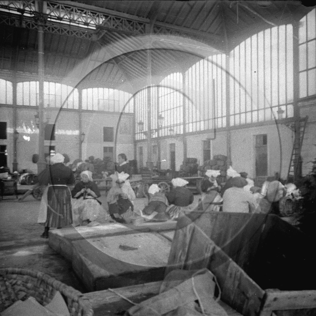 vi  1352 les sables d'olonne intérieur d'un marché dpt 85.jpg