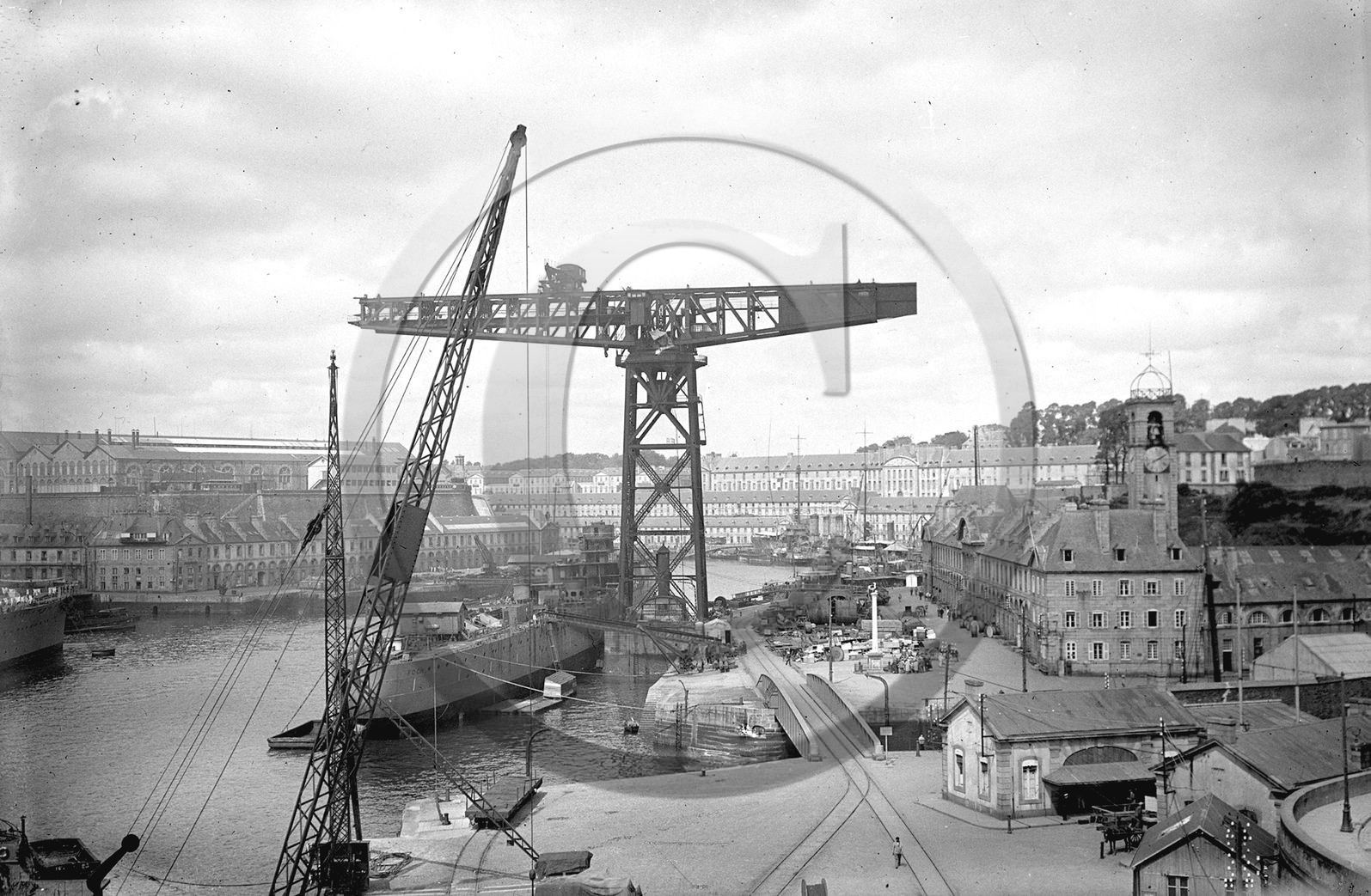 vi  1236  Brest l'arsenal la penfeld le Foch sous la grue.jpg