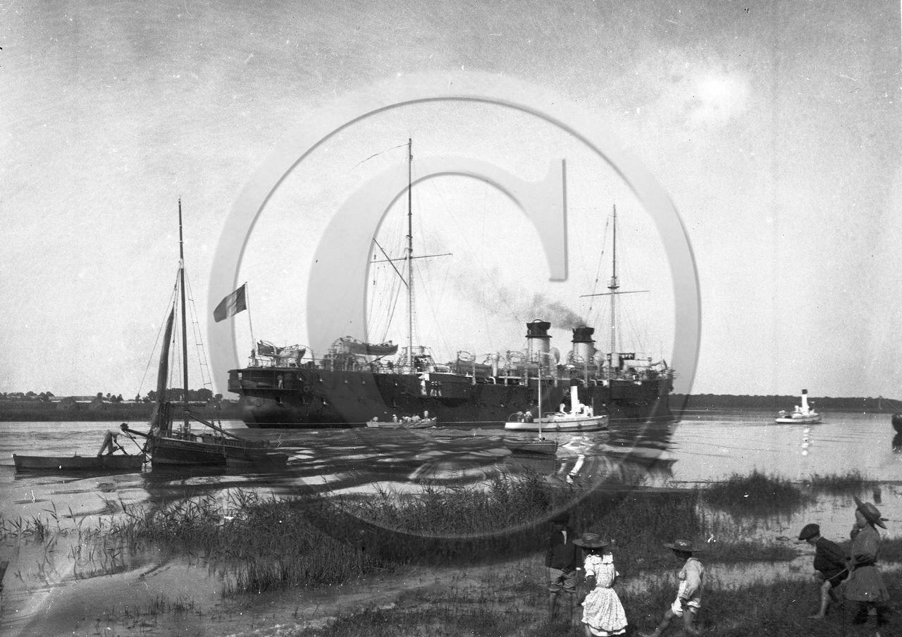 BA 541  navire de guerre Francais remontant un fleuve vers 1900 .jpg