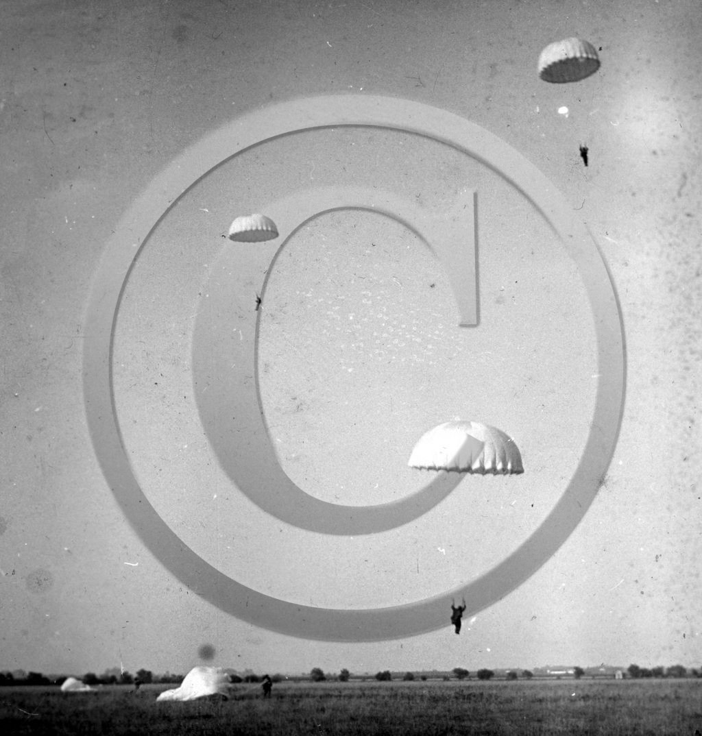 avi 279  Alger parachutistes 1-9-1941.jpg