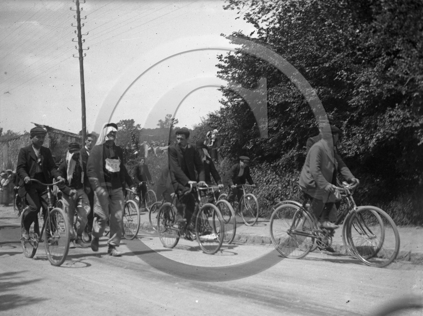 mov 194 velos et coureur à pieds .jpg