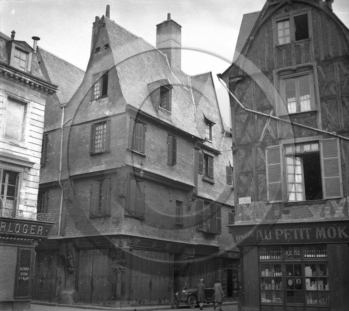 vi  1152 Tours rue du gd marche dpt 37 .jpg