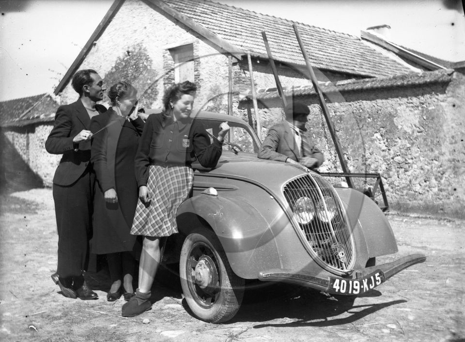 AU 3785 Peugeot 202 38-39 .jpg