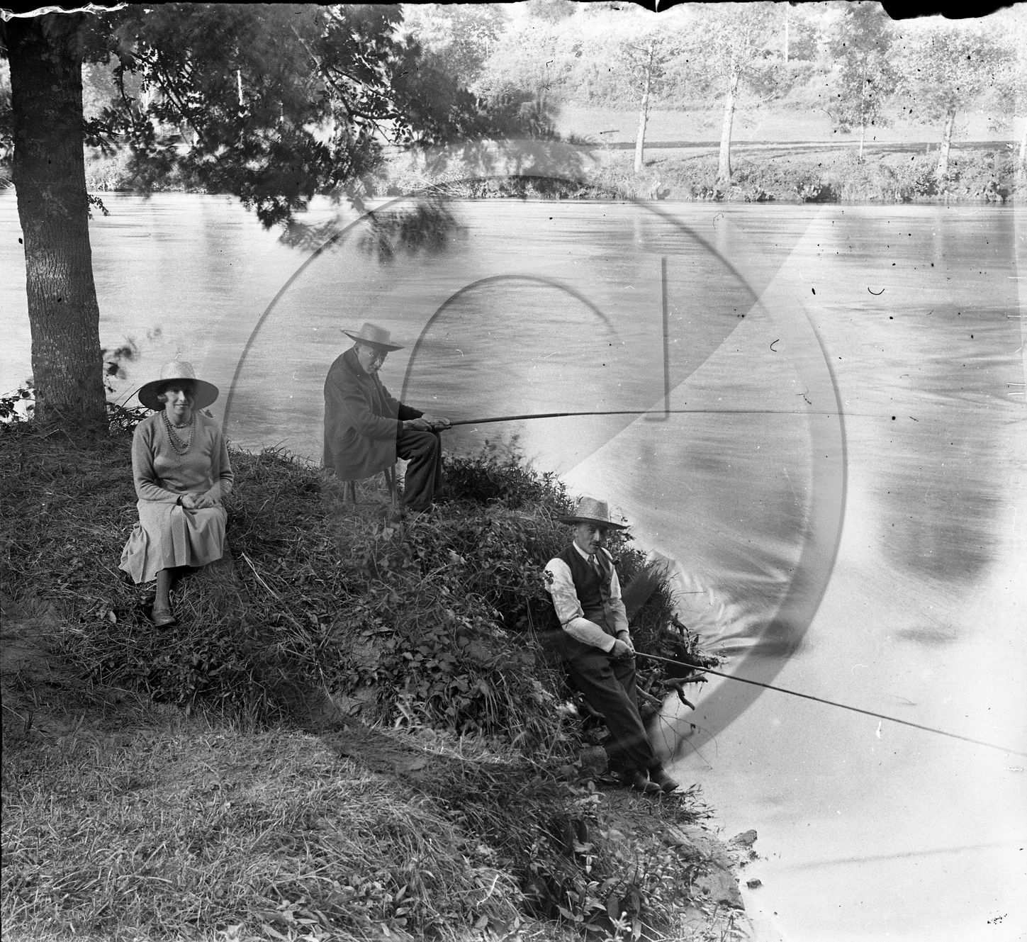 SL 318 scene de peche au bord de la Vienne .jpg