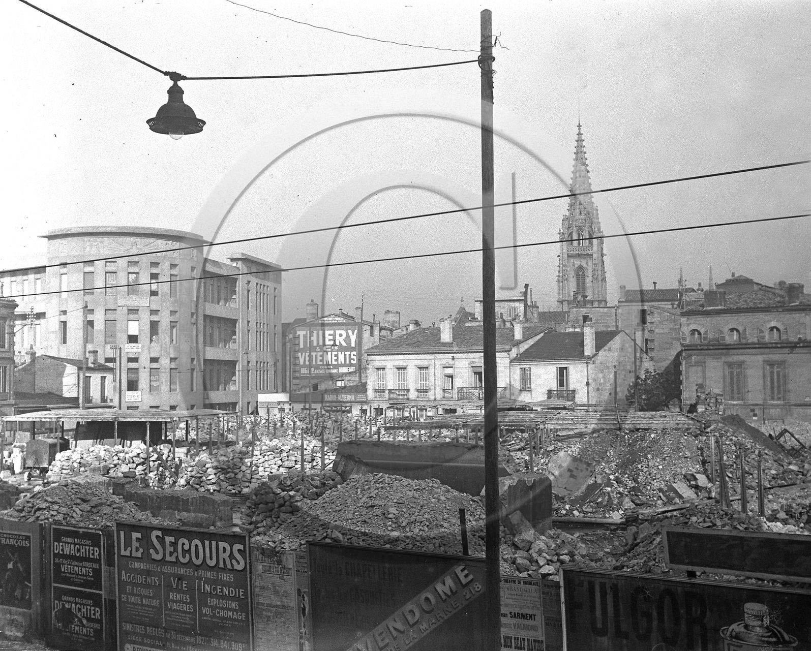 BX 132 disparition de l'ancien réservoir d'eau cours d'aquitaine en 1930.jpg
