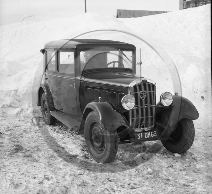 AU 667 Peugeot 201 D .jpg