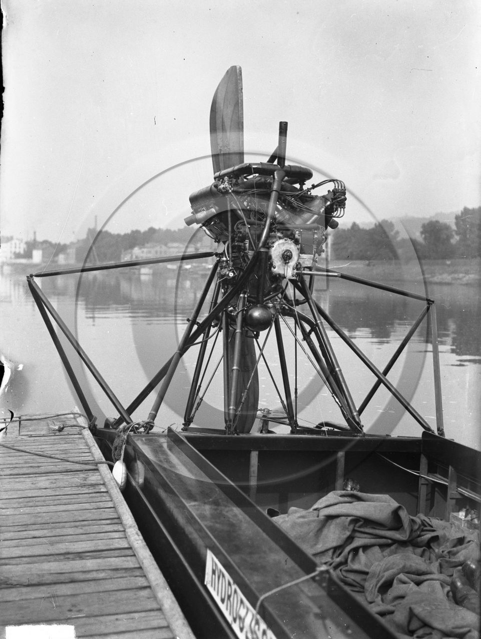 BA 1494  moteur de hydroglisseur Dumond Galvin  .jpg