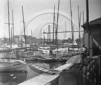 BA 32 Marseille le port au fond le pont transbordeur  dpt 13 .jpg