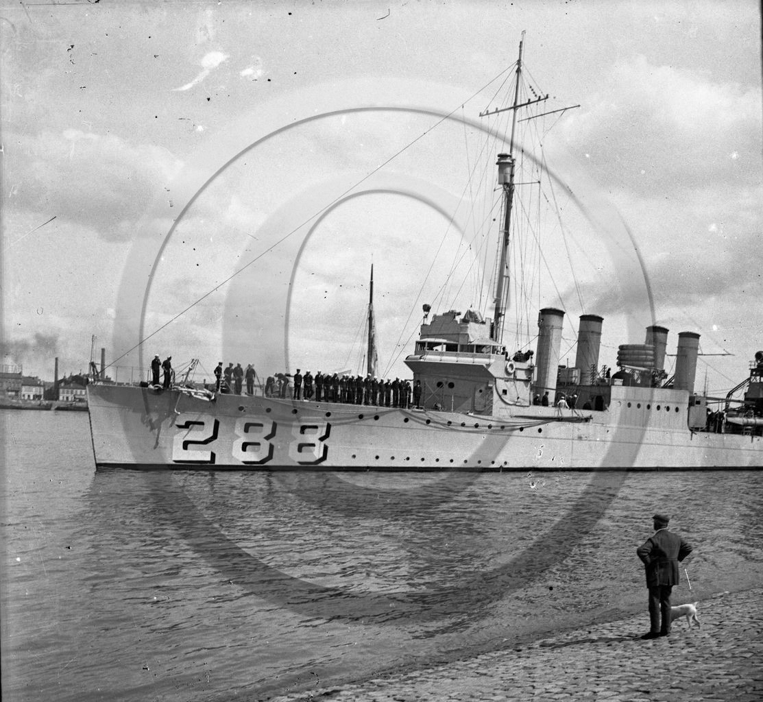 BA 915 bateau de guerre destroyer americain 288  Bordeaux dpt 33.jpg